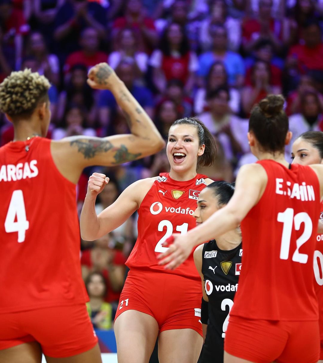 Beyza Arıcı: A Stellar Middle Blocker for Eczacıbaşı VitrA and the Turkish National Team