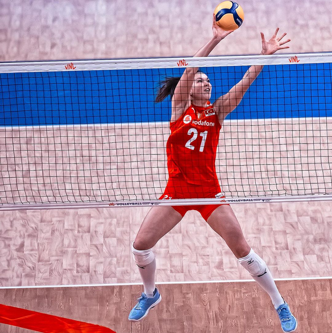 Beyza Arıcı: A Stellar Middle Blocker for Eczacıbaşı VitrA and the Turkish National Team