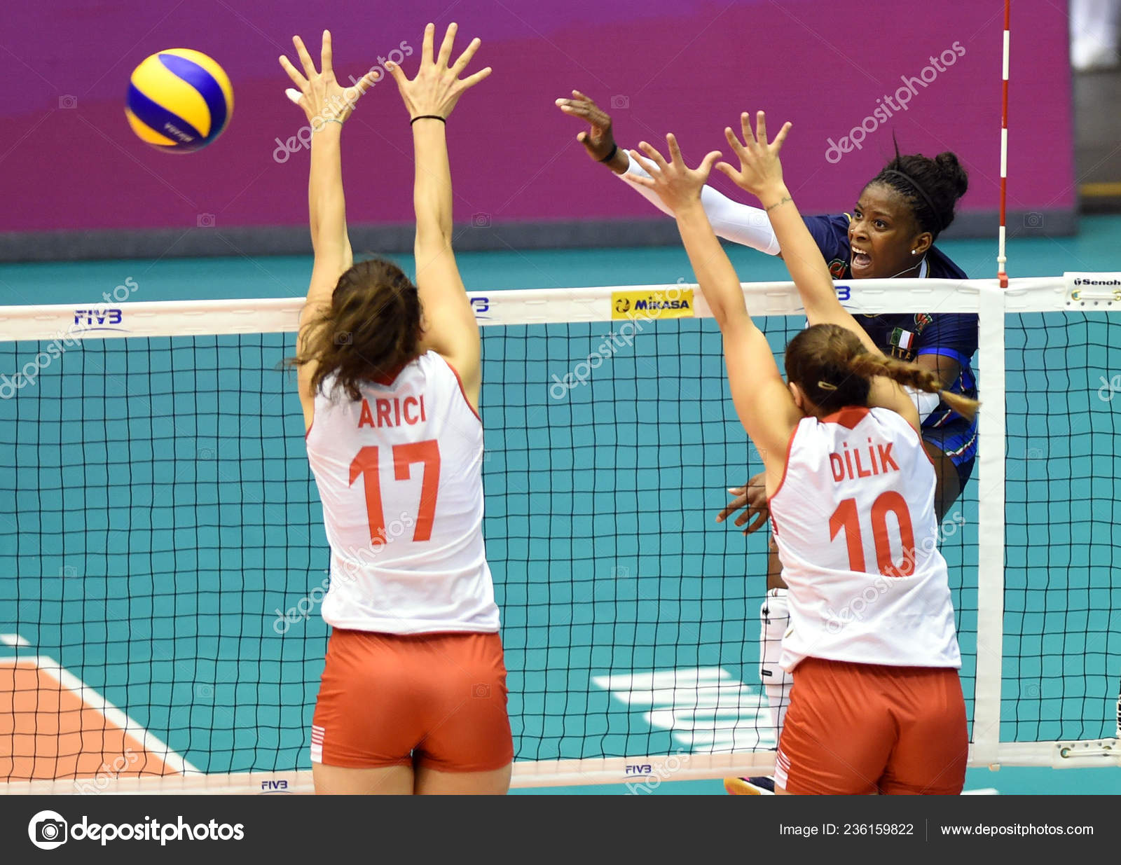 Beyza Arıcı: A Stellar Middle Blocker for Eczacıbaşı VitrA and the Turkish National Team